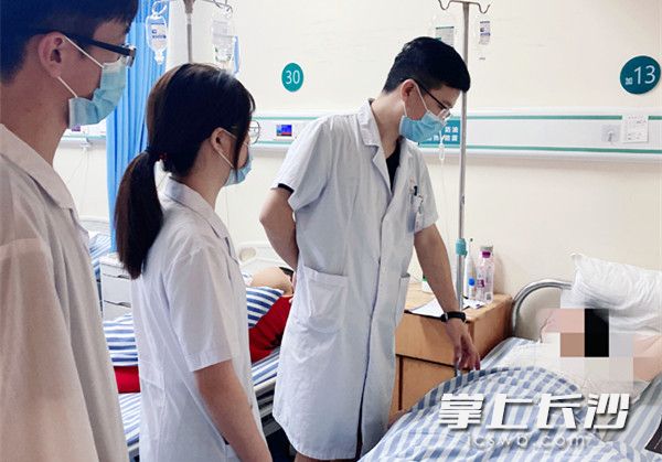 术后，医护人员到病房检查患者的恢复情况。医院供图