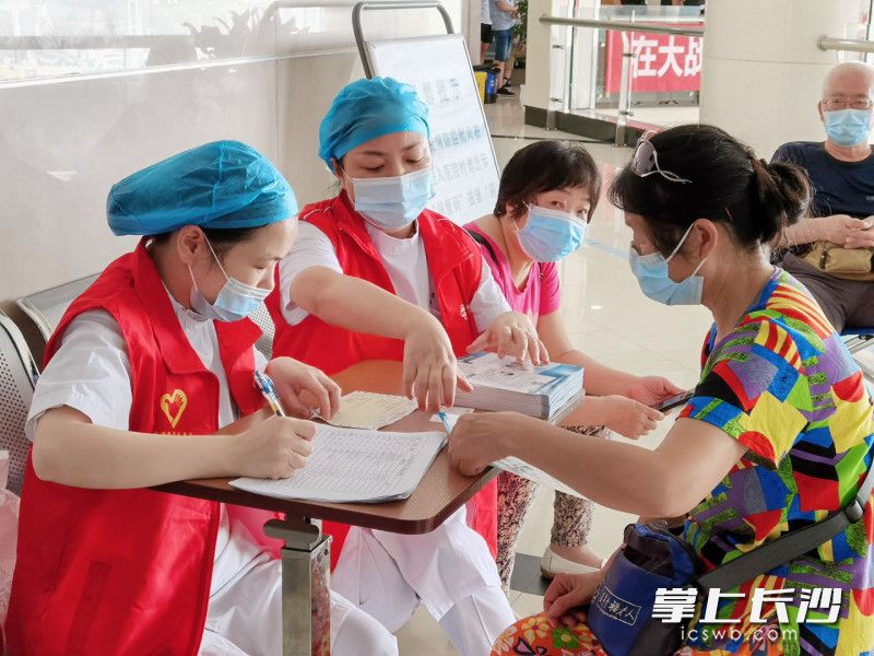 欧阳征认为，平时医护人员甚至媒体多向百姓进行耐心细致的科普宣传，可让百姓了解、掌握相关知识，以更好地配合治疗。长沙晚报全媒体记者 杨蔚然 摄