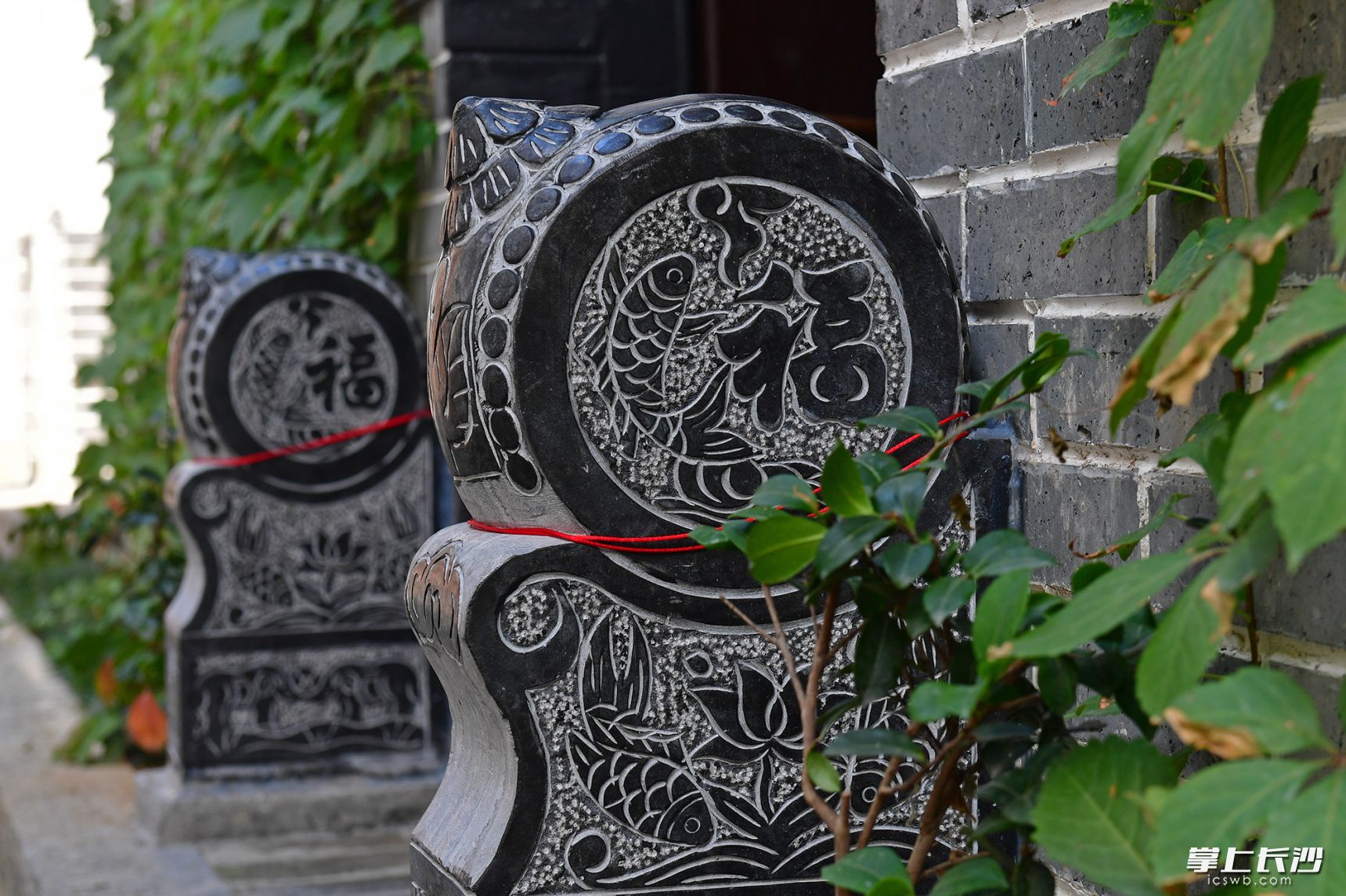 门口的抱鼓石，仿佛在诉说着岁月静好。