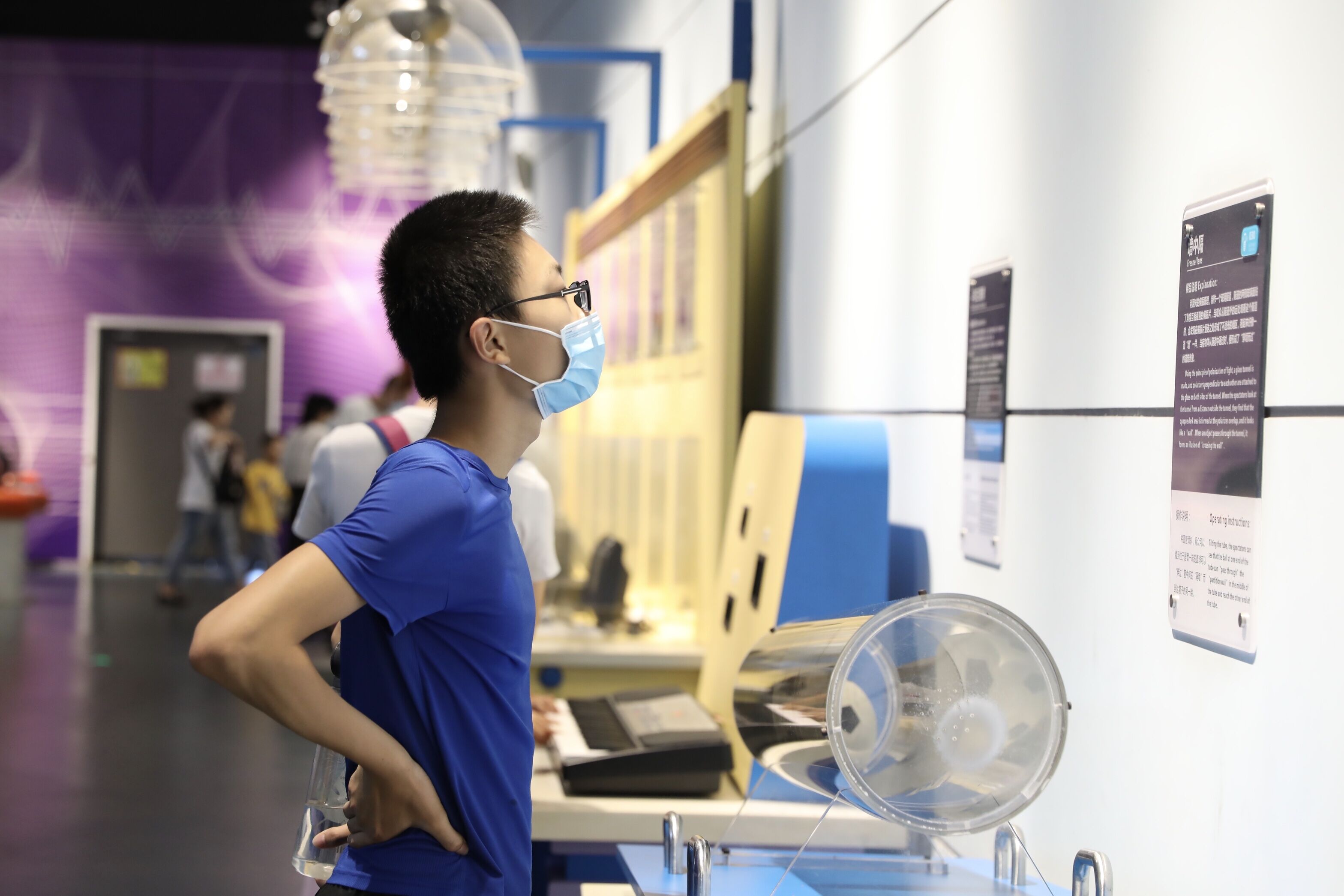 8月5日位于天心区的湖南省科技馆内，一男孩在仔细阅读展品说明 均为长沙晚报全媒体记者 周数邑 摄