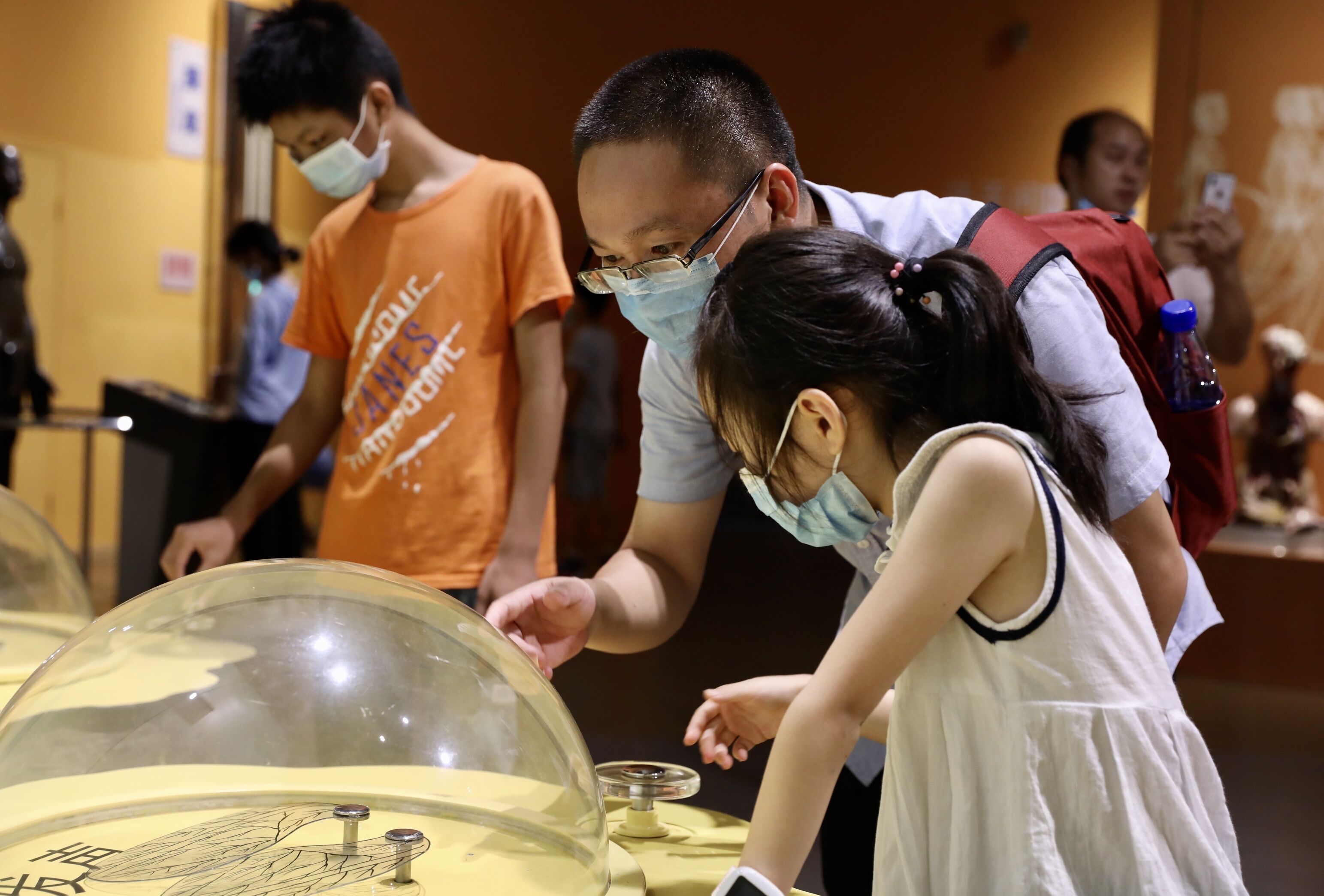 父亲为孩子解释科学现象
