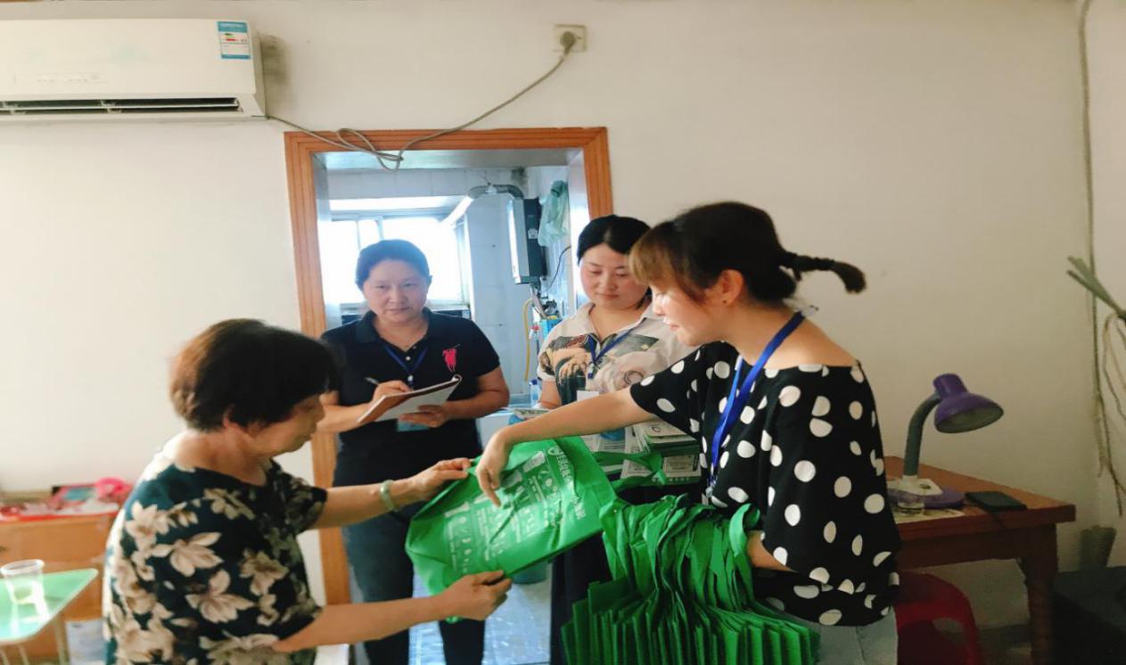 社区工作人员和网格长连续三次入户宣传垃圾分类。 社区工作人员和网格长连续三次入户宣传垃圾分类。