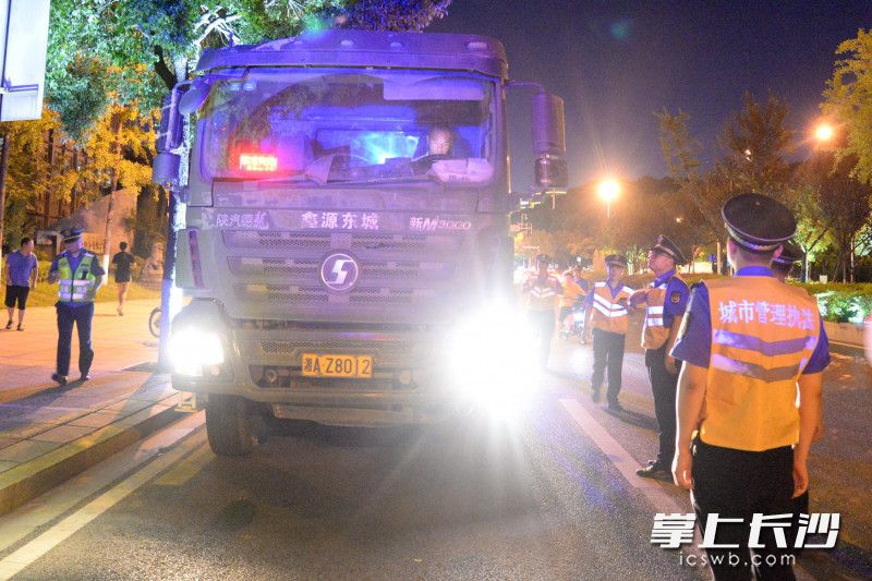 当晚，高新区城管执法人员查获1台违规渣土车。通讯员 吴梦珊 摄