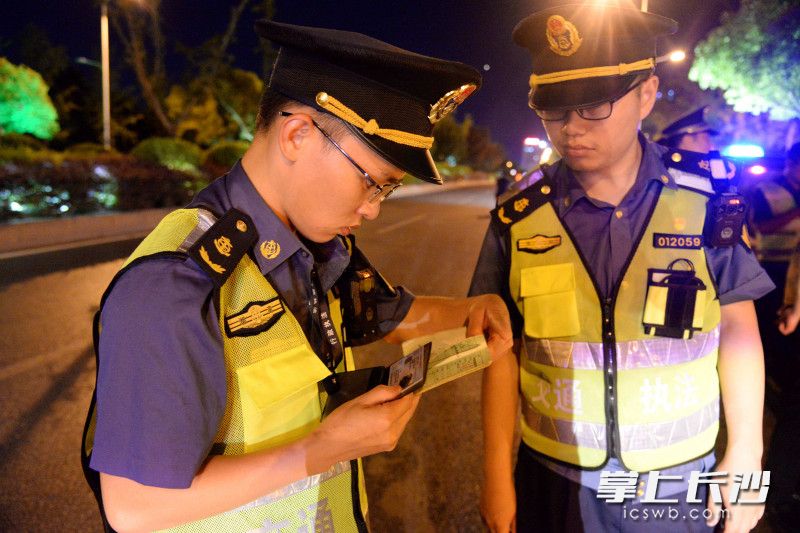 执法人员对渣土车运输证件进行检查。通讯员 吴梦珊 摄