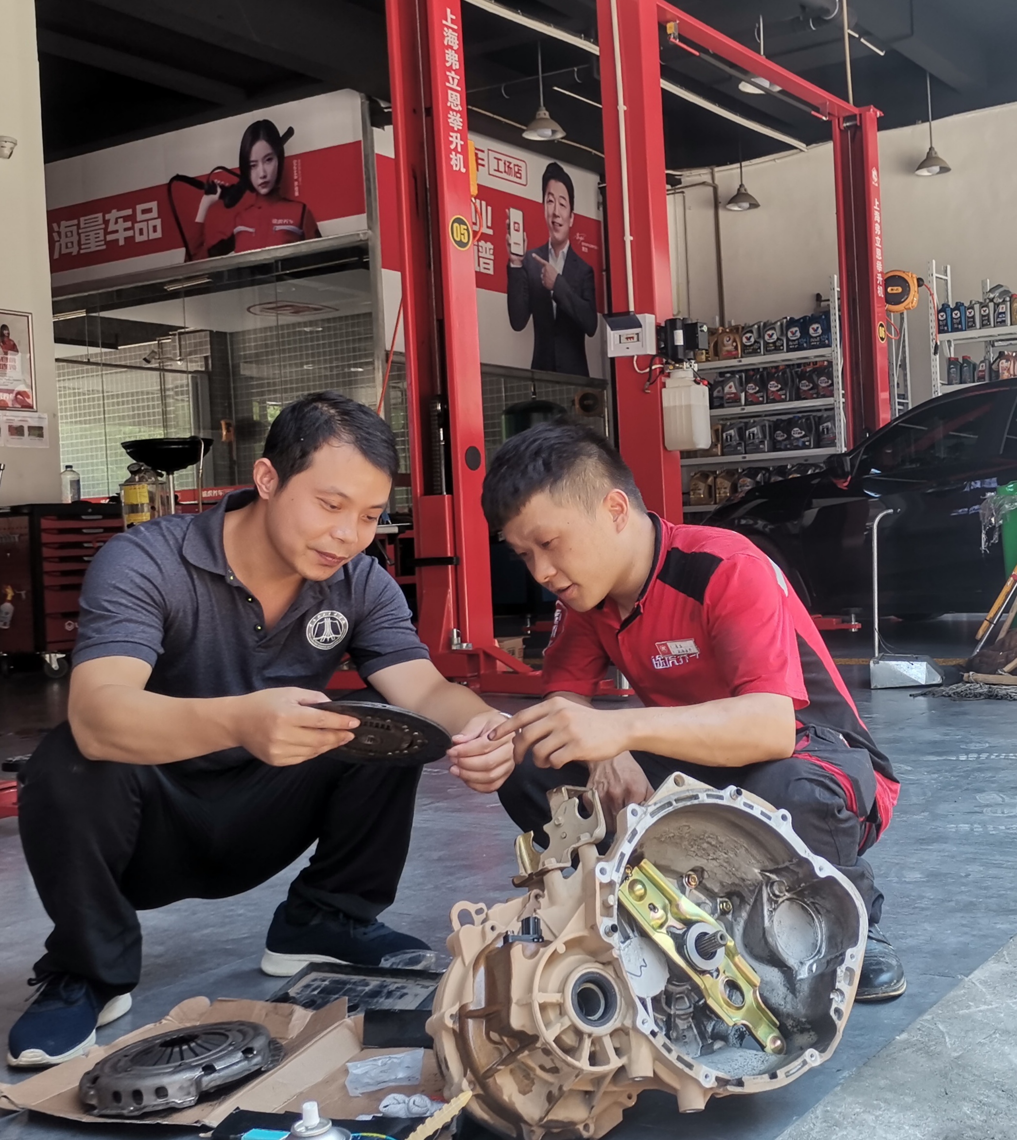 冯刚强老师（左）与企业维修师傅进行交流。长沙晚报全媒体记者 石祯专 通讯员 李宇博 唐辉 摄影报道