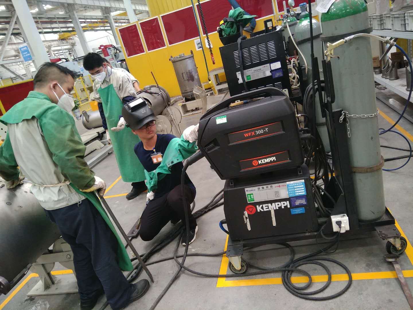 陈坤老师正在进行二氧化碳气体保护焊操作演示。