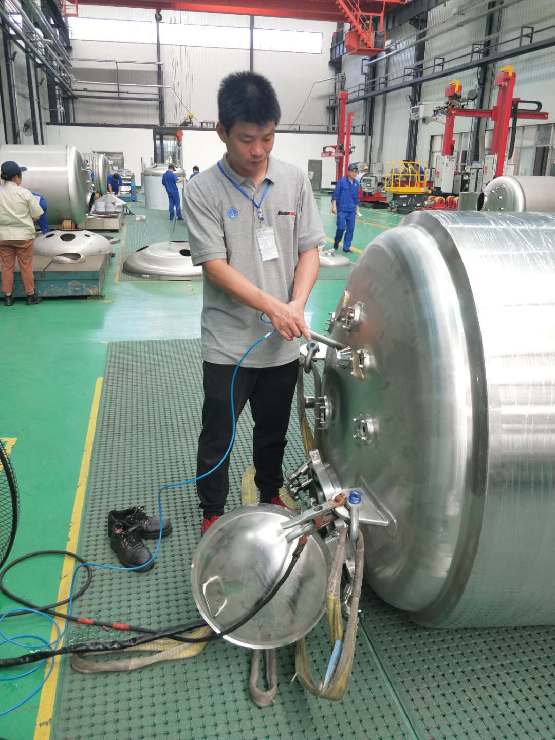 李军老师正在进行氩弧焊操作。
