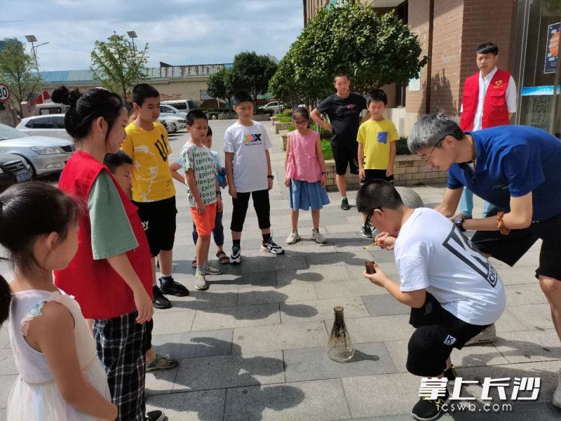 科学探究课“火山秀”现场。均为长沙晚报全媒体记者 徐运源  实习生 杨可铭 摄影报道