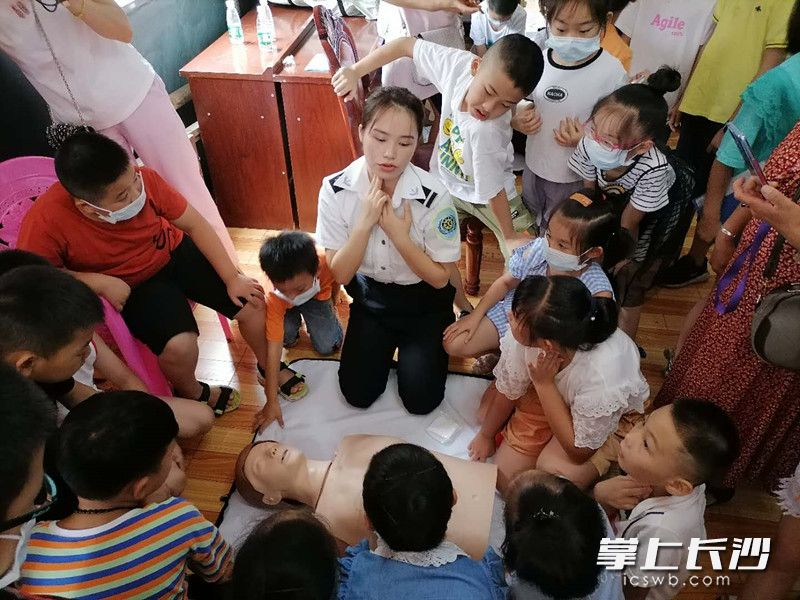 急救培训导师手把手教孩子们学习自救和急救。  均为长沙晚报通讯员 周洪 摄