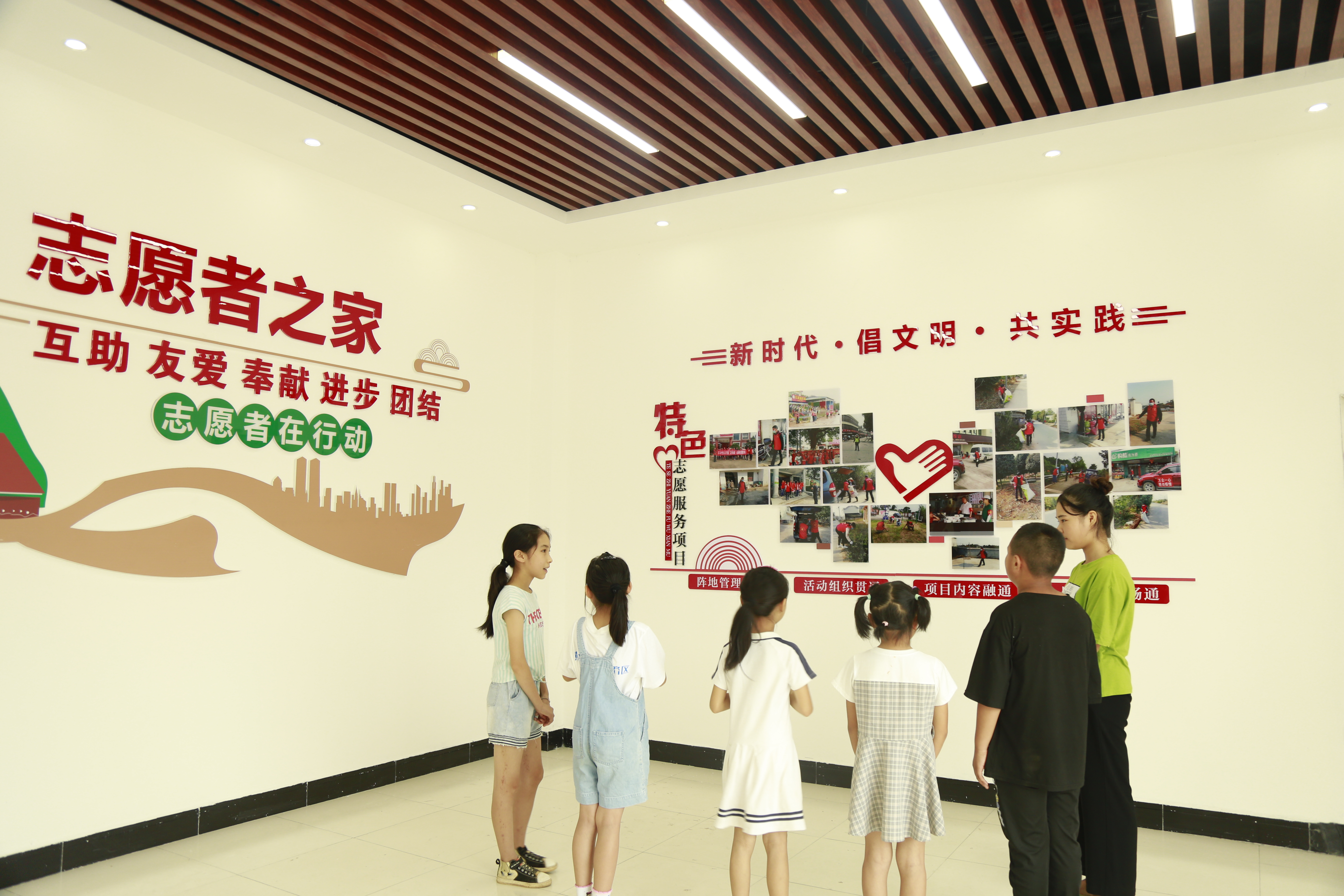 开班第一课，老师带领孩子们参观新时代文明实践所的志愿墙。长沙晚报通讯员 陈宇轩 摄