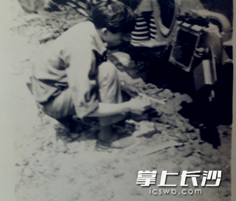“火车医生”周丹在工作。周立翔供图