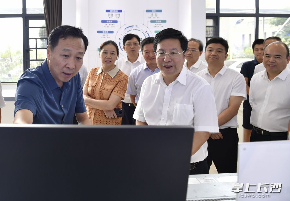 今天下午，省委常委、市委书记胡衡华到长沙高新区调研软件产业发展情况。长沙晚报全媒体记者 余劭劼 摄