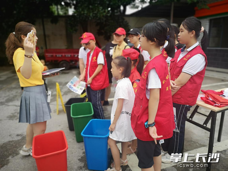 蓉园社区垃圾分类互动现场。