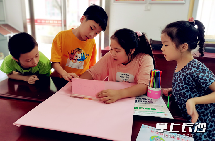 滨湖社区联合同行者社工组织开展垃圾分类宣传活动现场。