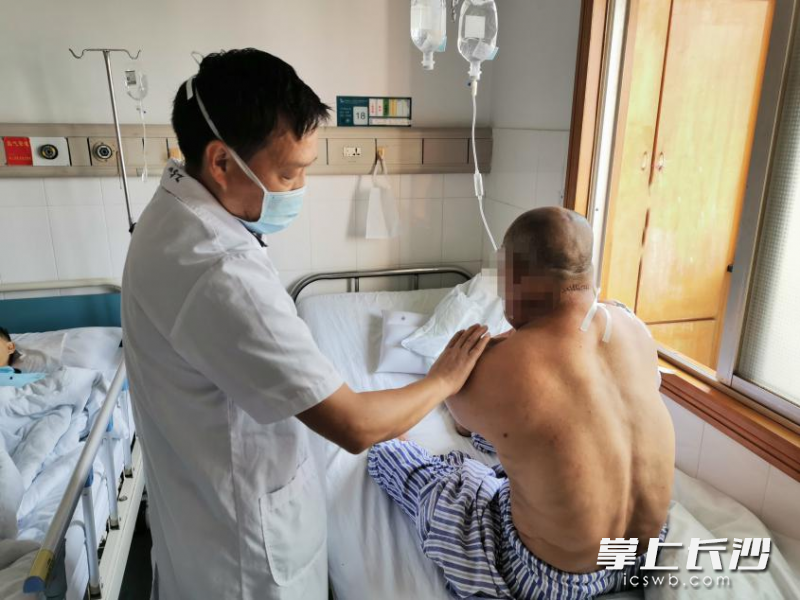 手术后，医生给张先生检查康复情况。  医院供图
