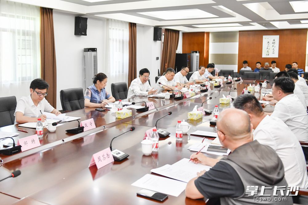 调研中，胡衡华主持召开座谈会。长沙晚报全媒体记者 余劭劼 摄