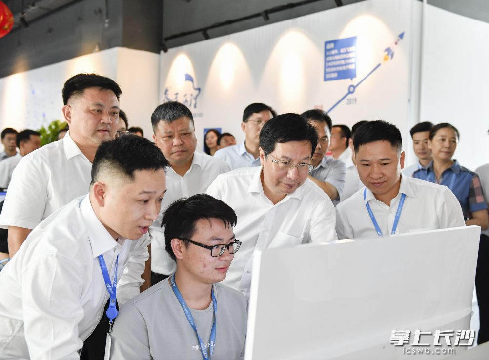 今天下午，省委常委、市委书记胡衡华到马栏山视频文创园调研，走访了聚恒文化集团等企业。长沙晚报全媒体记者 余劭劼 摄