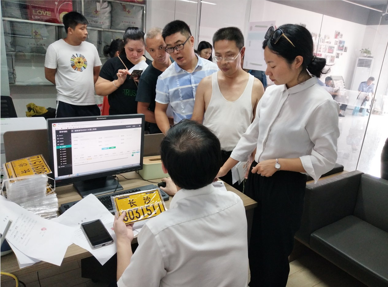 市民在家门口排队上牌。 长沙晚报通讯员 陈辉 供图