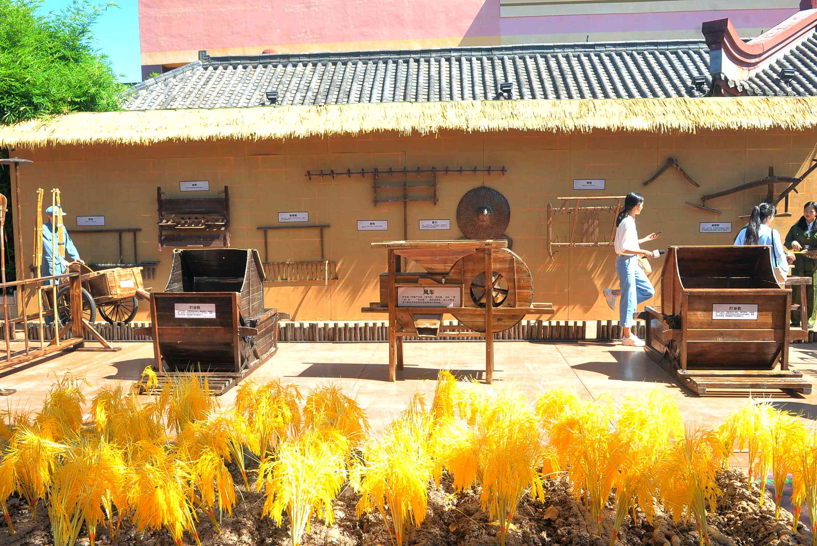 “爸爸的童年实物展”，将复古潮流展现得淋漓尽致。