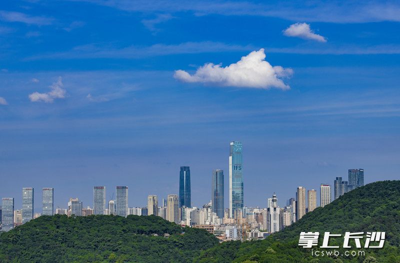 朵朵白云,从九龙仓国金中心楼顶上飘过。 图片分别为长沙晚报全媒体记者 罗杰科 邹麟 李锋 摄 朵朵白云,从九龙仓国金中心楼顶上飘过。 图片分别为长沙晚报全媒体记者 罗杰科 邹麟 李锋 摄