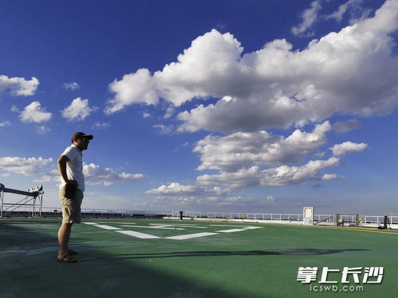 市民在高楼楼顶,与蓝天白云近距离“接触”。 市民在高楼楼顶,与蓝天白云近距离“接触”。