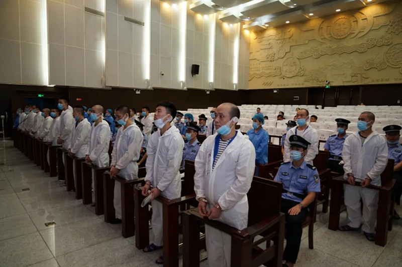 长沙市中级人民法院一审开庭审理被告人文陈、刘平安等27人涉黑案。