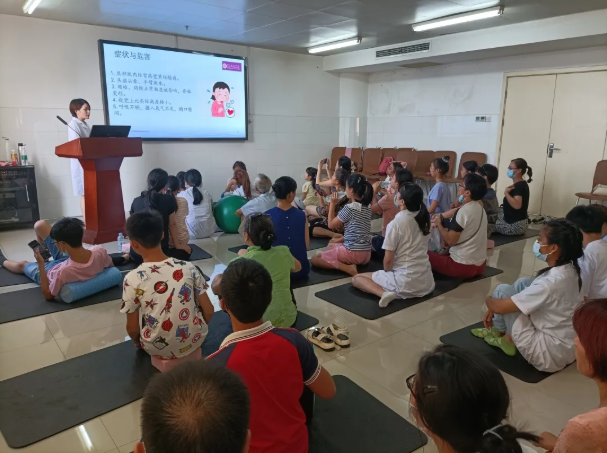 省人民医院康复治疗科的治疗师为孩子们讲授不良姿势相关知识。