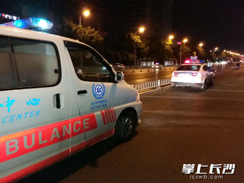警车前面开道，救护车迅速返回医院对伤者进行抢救。