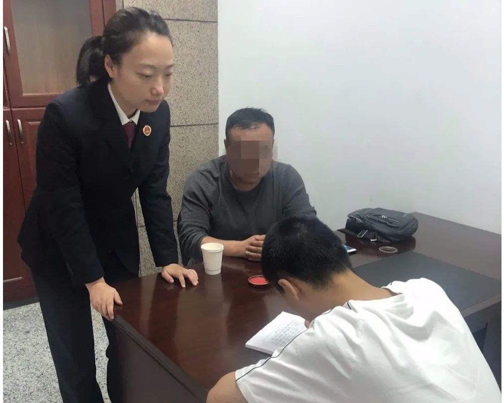 检察官审慎办案,彰显人文关怀。长沙晚报通讯员 吴世界 供图 检察官审慎办案,彰显人文关怀。长沙晚报通讯员 吴世界 供图