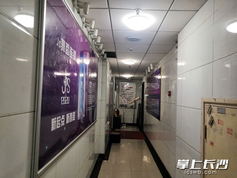 涉事的舞蹈学校已经人去楼空。长沙晚报全媒体记者 刘树源 实习生 李思敏 摄影报道