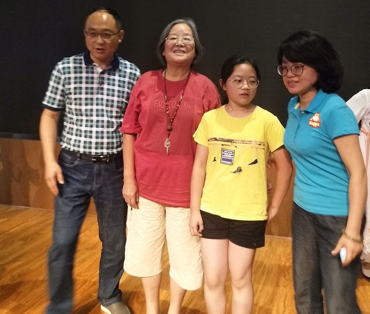 讲座结束后，众多粉丝争相与蔡皋老师合影。