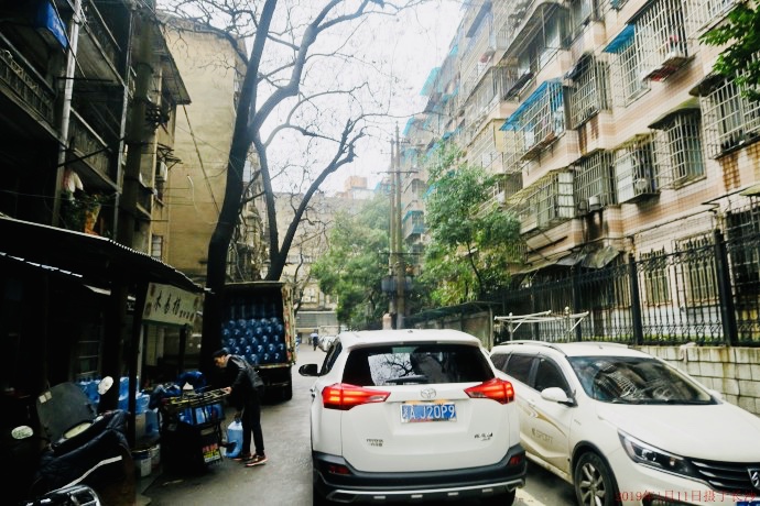 提质改造前，小巷两侧车辆乱停，一但会车就“牛打架”，拥堵不堪。通讯员 李召进 摄