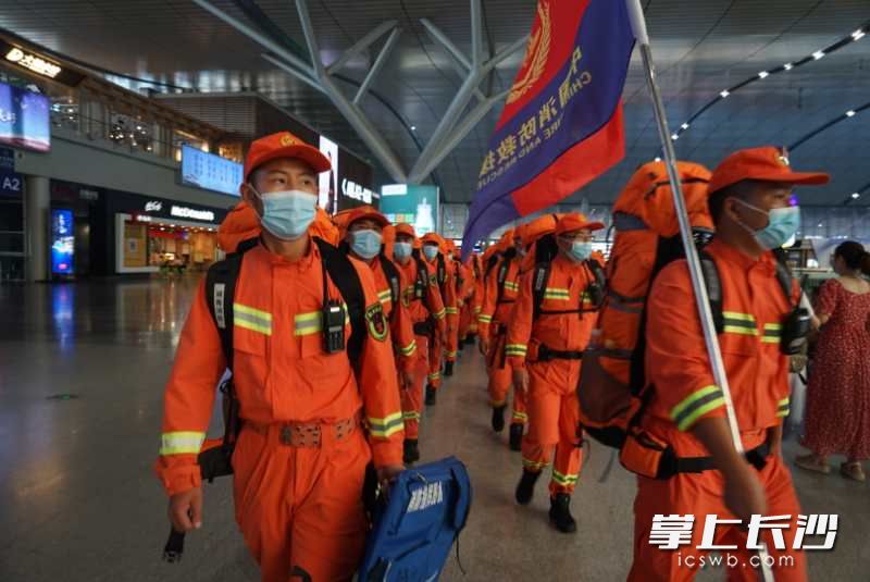 湖南消防增援力量乘车出发前往四川抗洪一线。长沙晚报通讯员 陈子德 摄