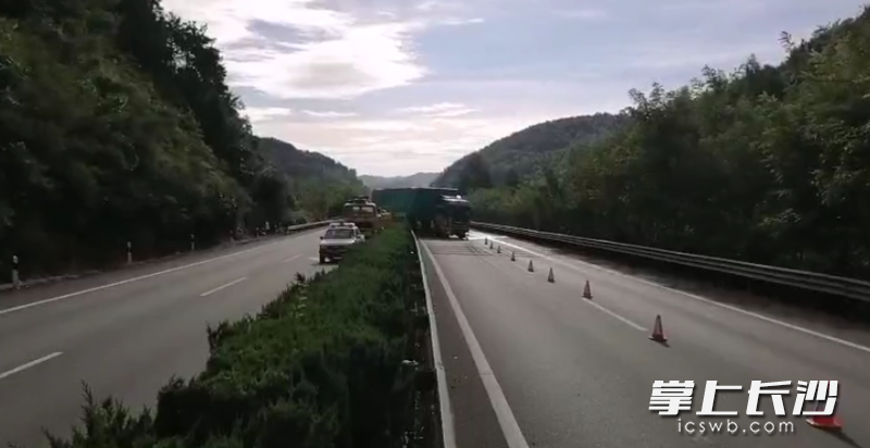 8月7日，G56杭瑞高速凤凰段大货车疲劳驾驶事故，大货车冲到对向车道。均为湖南高速警察供图