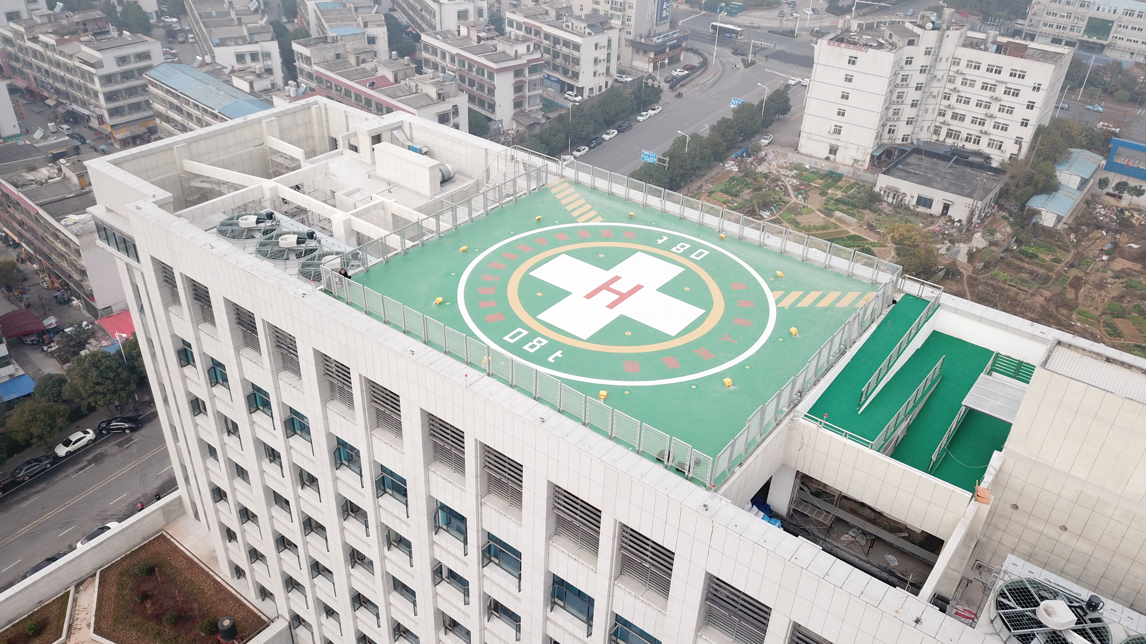 航空转运病人可直达省人民医院岳麓山院区楼顶直升机坪。
