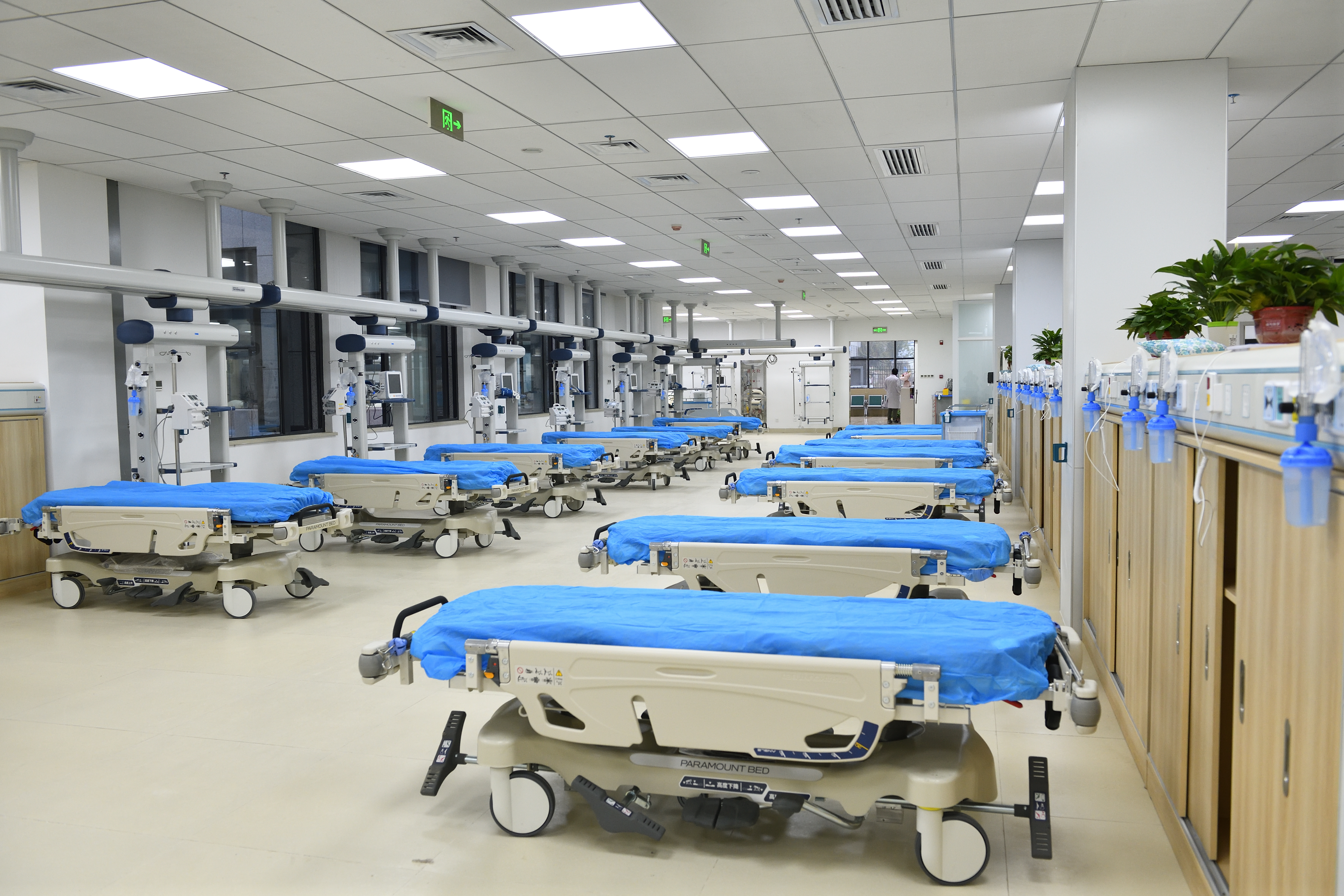 省人民医院岳麓山院区拥有70张急诊留观抢救床位和30张重症监护室床位。