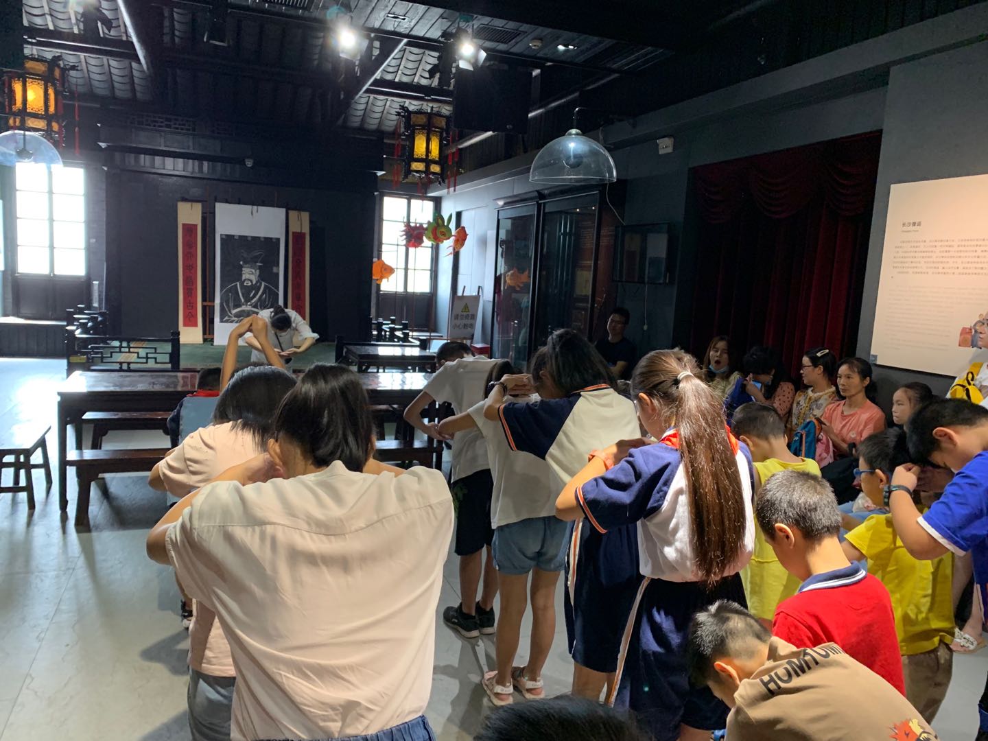 学生们集体行三鞠躬拜师礼。