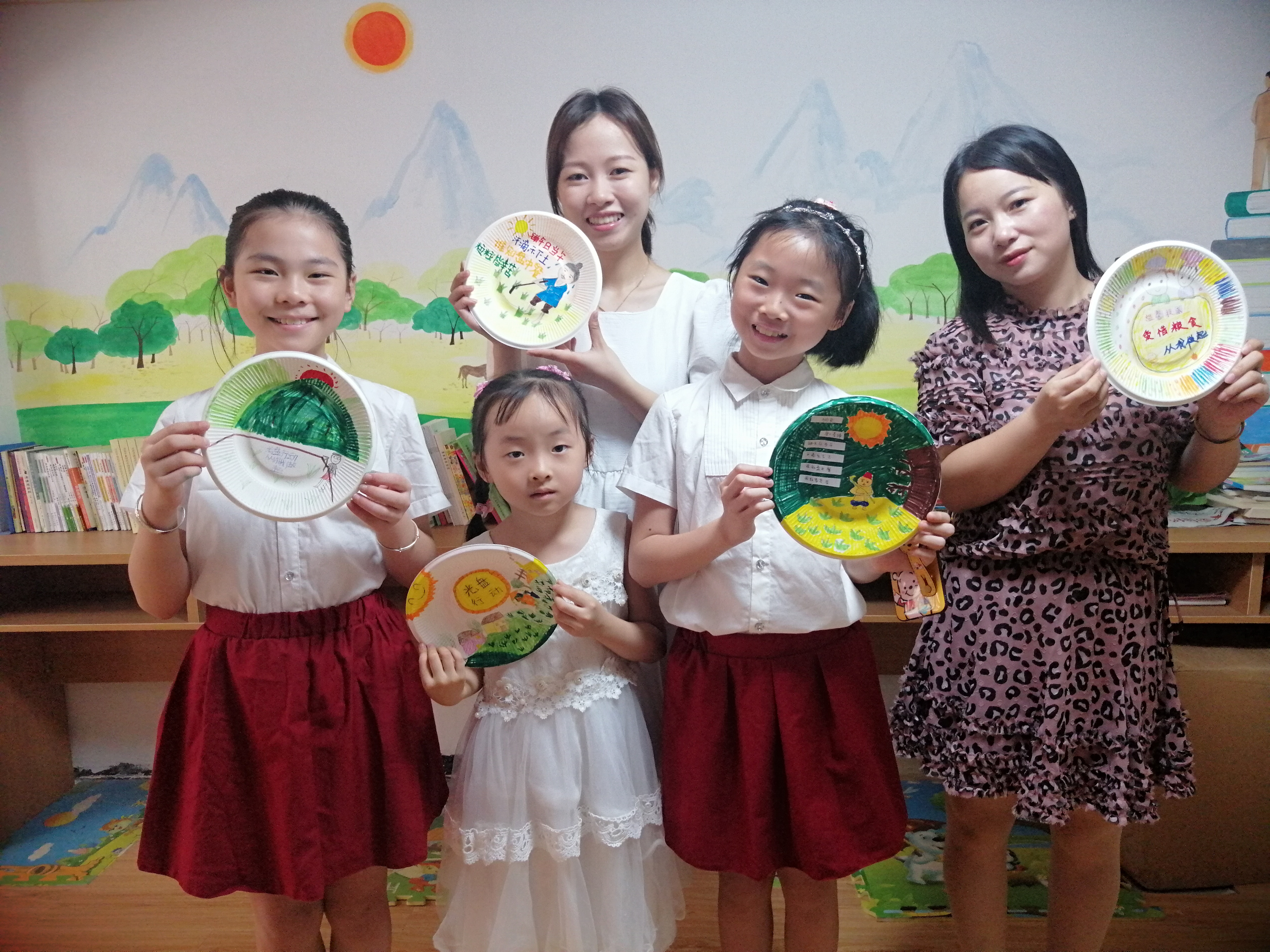 牛角塘社区的孩子们在纸制餐盘上绘上节俭主题的手绘画，送给居民后受到热捧。长沙晚报全媒体记者  胡媛媛 摄