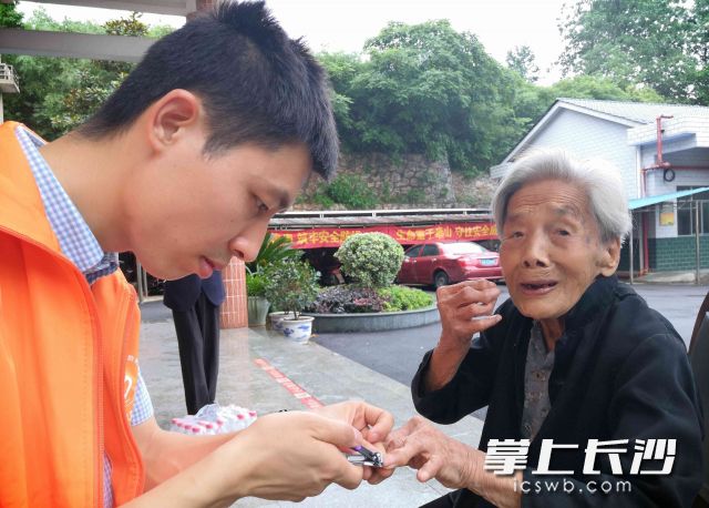 受邓建明的影响，不少爱心人士加入到了公益协会。