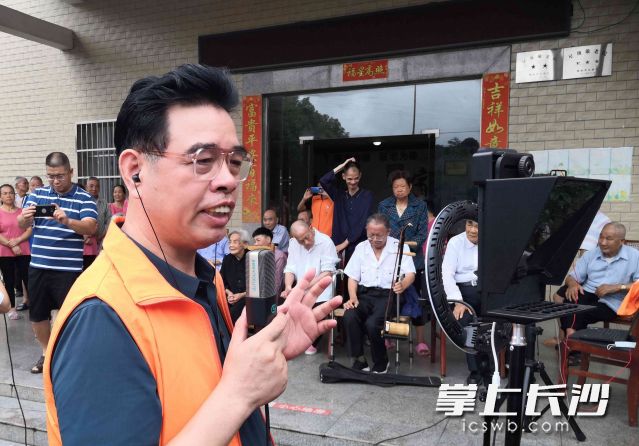 每次去敬老院做公益时，邓建明都要进行现场直播，粉丝从最初的50多人，圈粉到现在的3000多人，并有60多人加入到了帮衬公益协会。