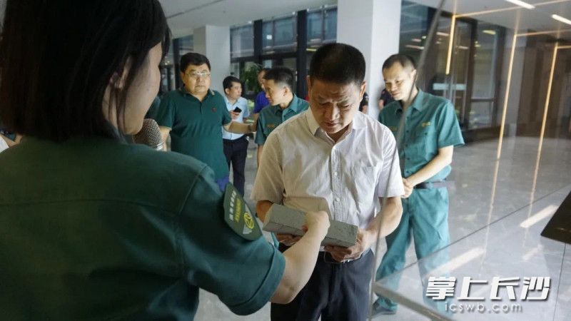 调研组在长沙市生活垃圾清洁焚烧处理项目考察。