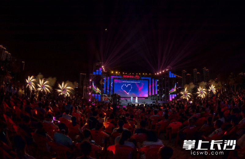 “浪漫七夕 爱在浏阳”故事音乐会在浏阳长兴湖欢乐时光广场举行。徐移波 摄