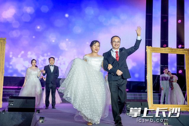 晚会以故事音乐会的形式，讲述了三对浏阳夫妻的爱情故事，令人感动。长沙晚报全媒体记者 颜开云 摄
