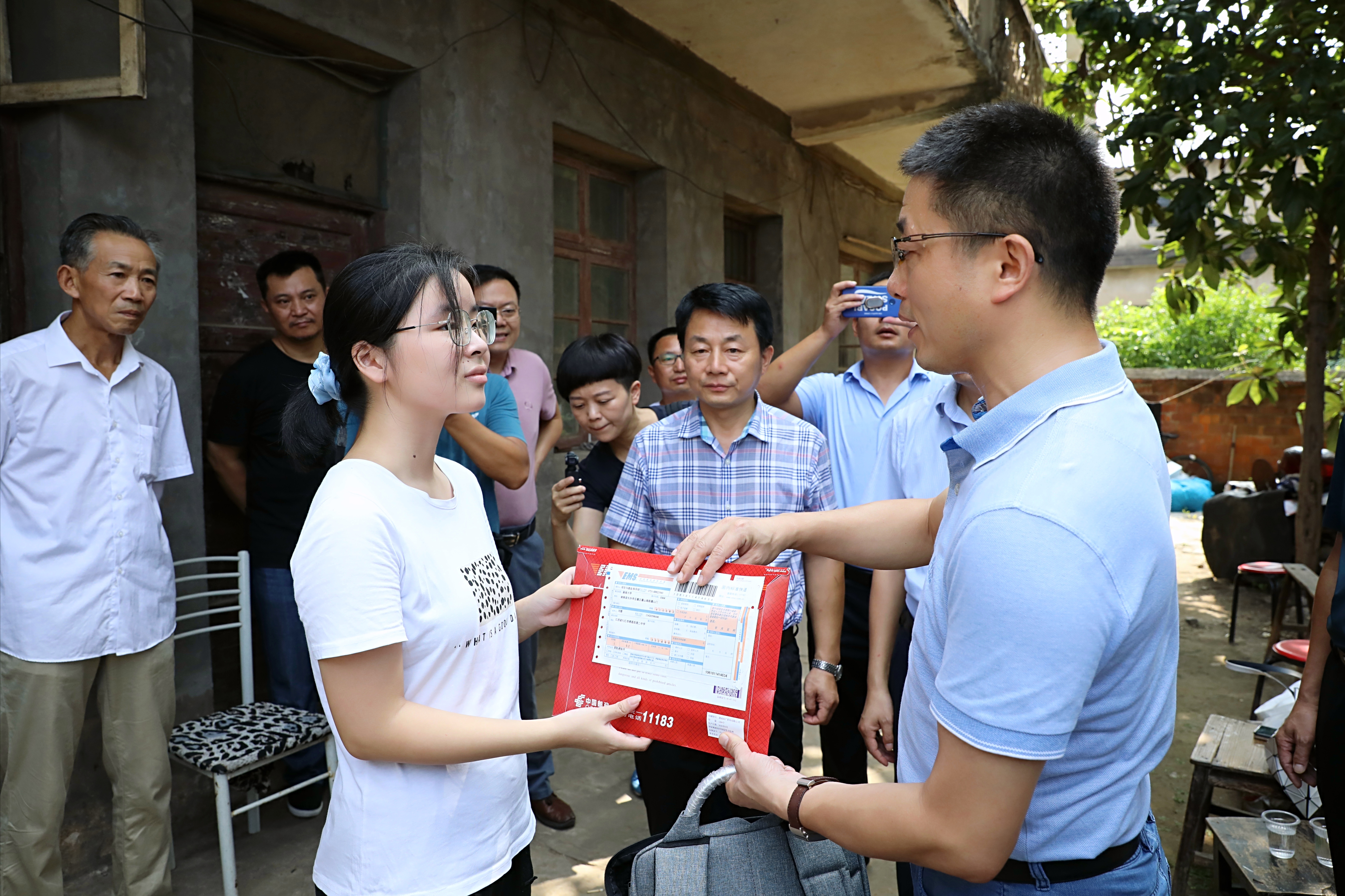 今日，湖南大学党委学生工作部、公共管理学院负责人、湖南大学江西校友会代表一行给刘媛送上录取通知书、爱心大礼包、慰问金等。通讯员 蒋鼎邦 摄
