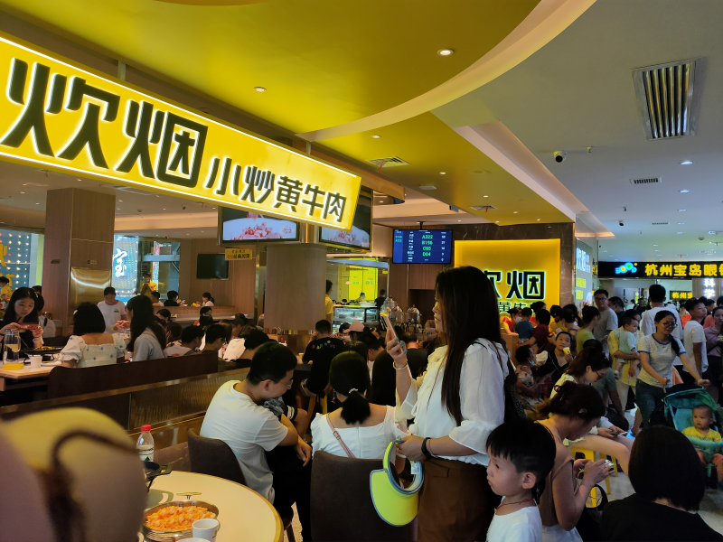 炊烟小炒黄牛肉·步行街黄兴铜像店强化食品安全管理，成为“网红长沙”餐饮示范店。资料图片