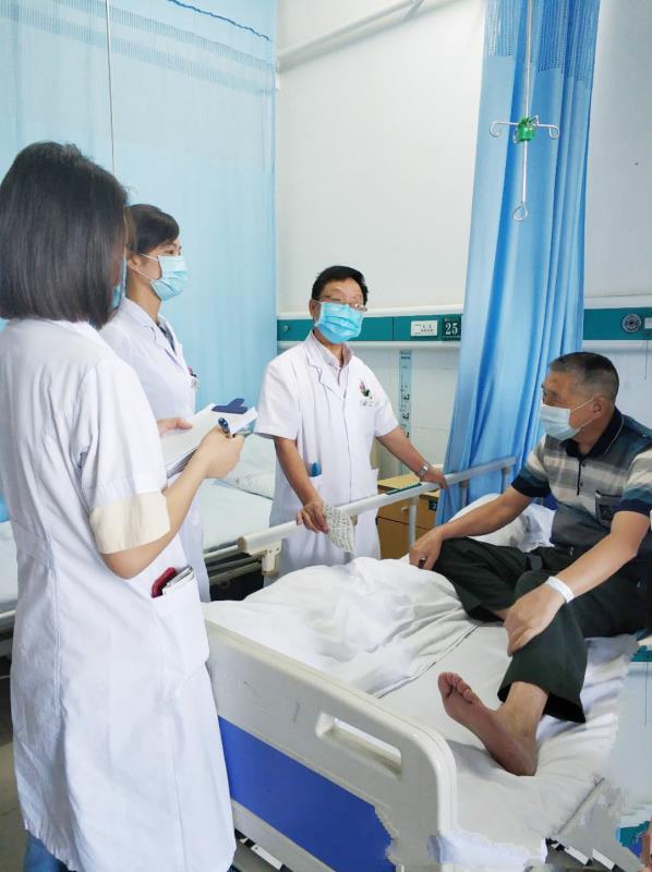 医生检查患者恢复情况。长沙晚报通讯员 曹娟 供图
