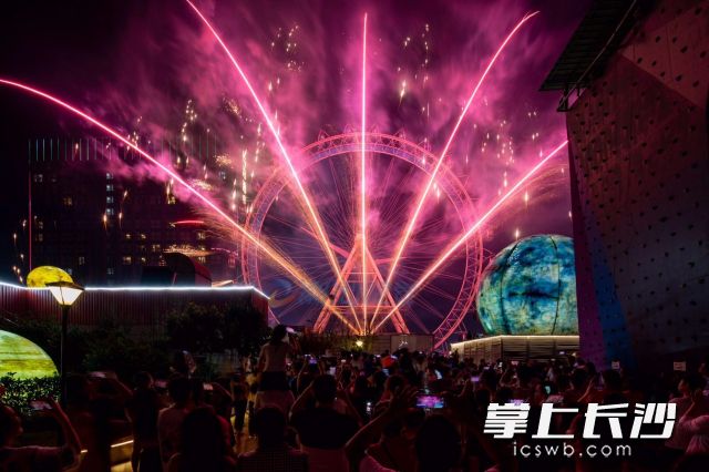 七夕夜，浏阳焰火在全国各地的夜空书写下炙热“情书”。徐移波 摄