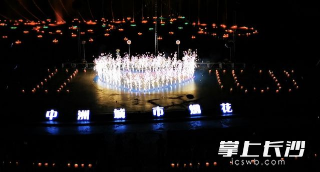 长沙世界之窗，“I love you”造型 的心形焰火秀。刘勇 摄