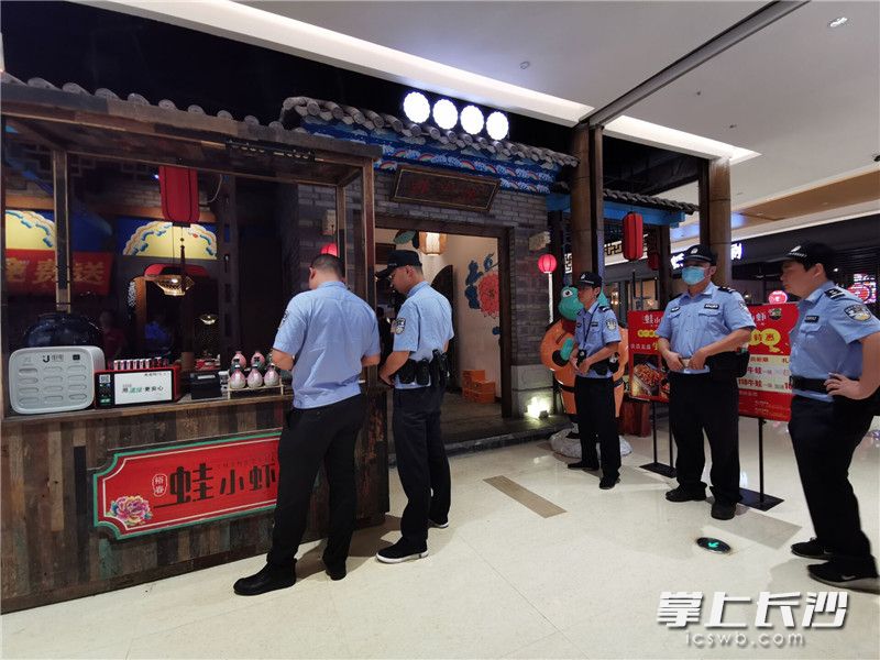 今日，开福区人民法院执行局对裕春餐厅（现名蛙小虾、蛙小侠）进行现场查封扣押。长沙晚报全媒体记者刘树源摄