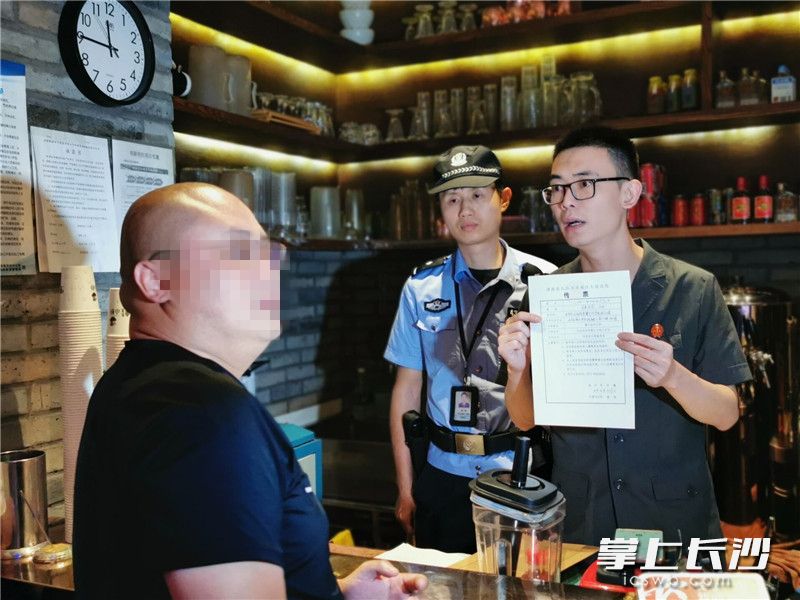 执法法官邱巍向该餐厅店长出示了法院执行文书。长沙晚报全媒体记者刘树源摄